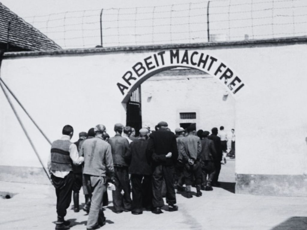 Vstupní brána terezínského ghetta s nápisem Arbeit macht frei